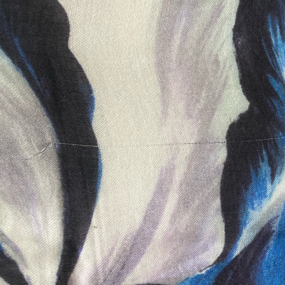 Carolina Herrera lightweight wool scave - Picture 8 of 10